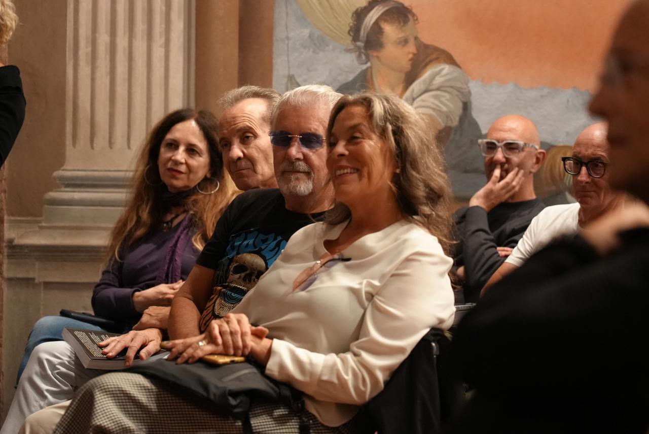 Persone del pubblico che ridono insieme
