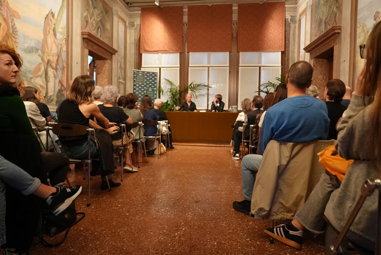 La sala gremita della Libreria Palazzo Roberti, con il pubblico rivolto verso il tavolo